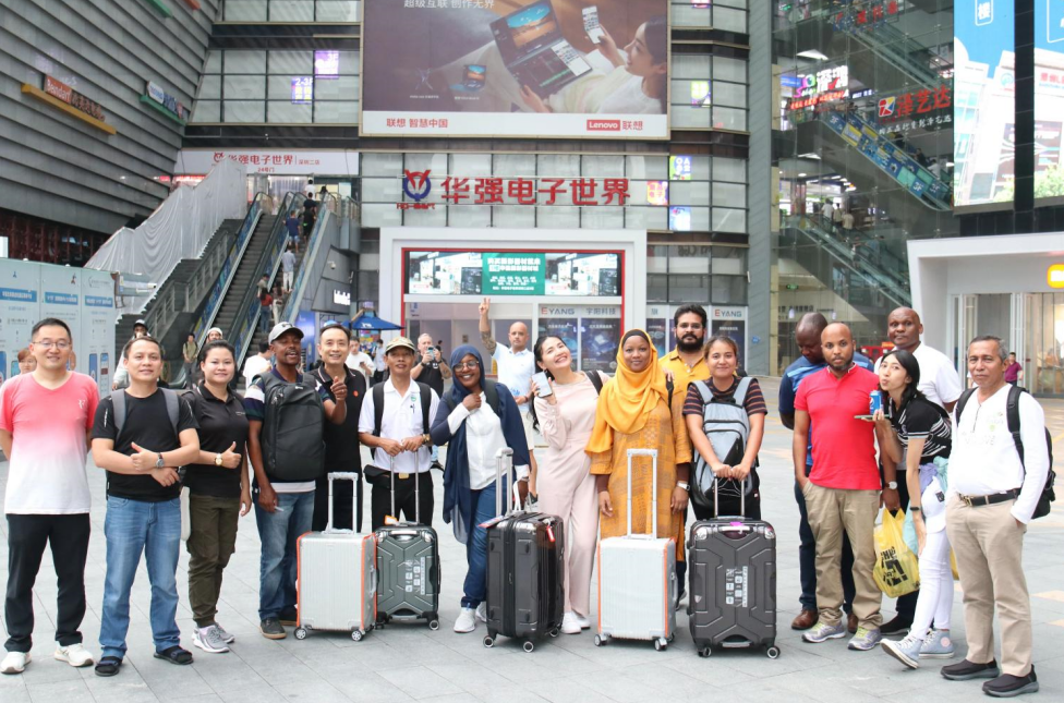 “一带一路”国家代表团到访中国电子第一街