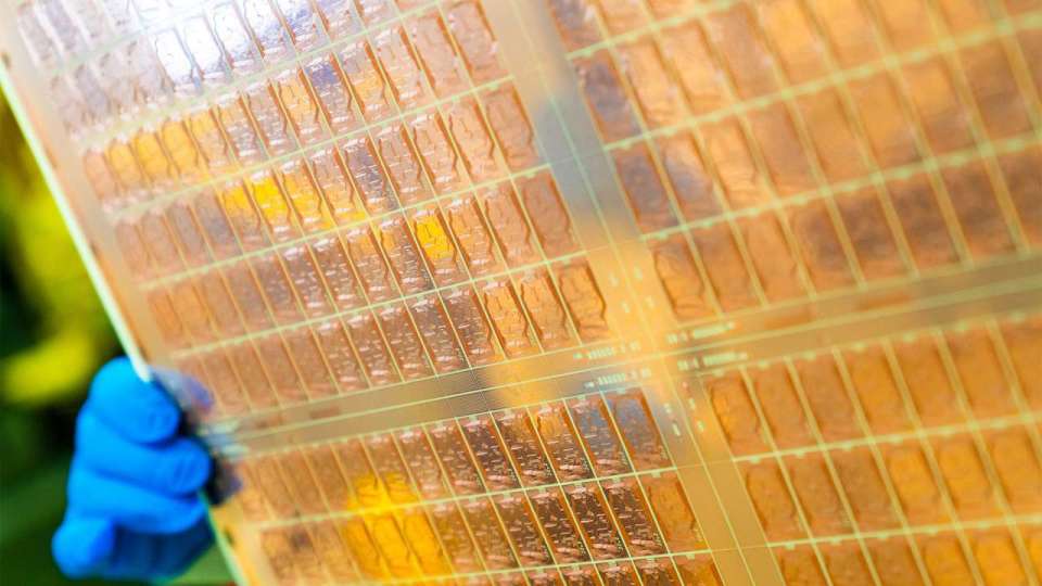 玻璃基板群雄逐鹿，业界预计最早 2026 年实际用于芯片生产